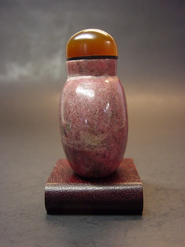 IMPERIAL CHINESE CARVED AGATE 'PEACH-BLOSSOM' SNUFF BOTTLE. QING DYNASTY 19th C - Imagem 3 de 4