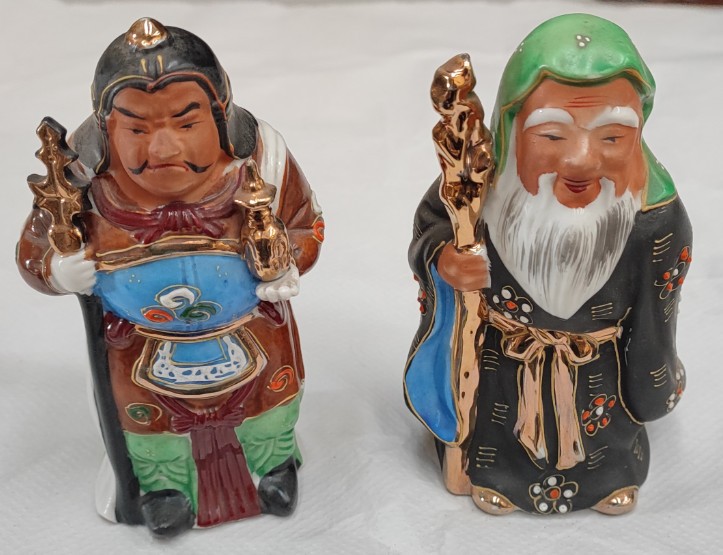 DOS BONITAS FIGURAS JAPONESAS DE PORCELANA, DIOSES DE LA FORTUNA, 15 CM