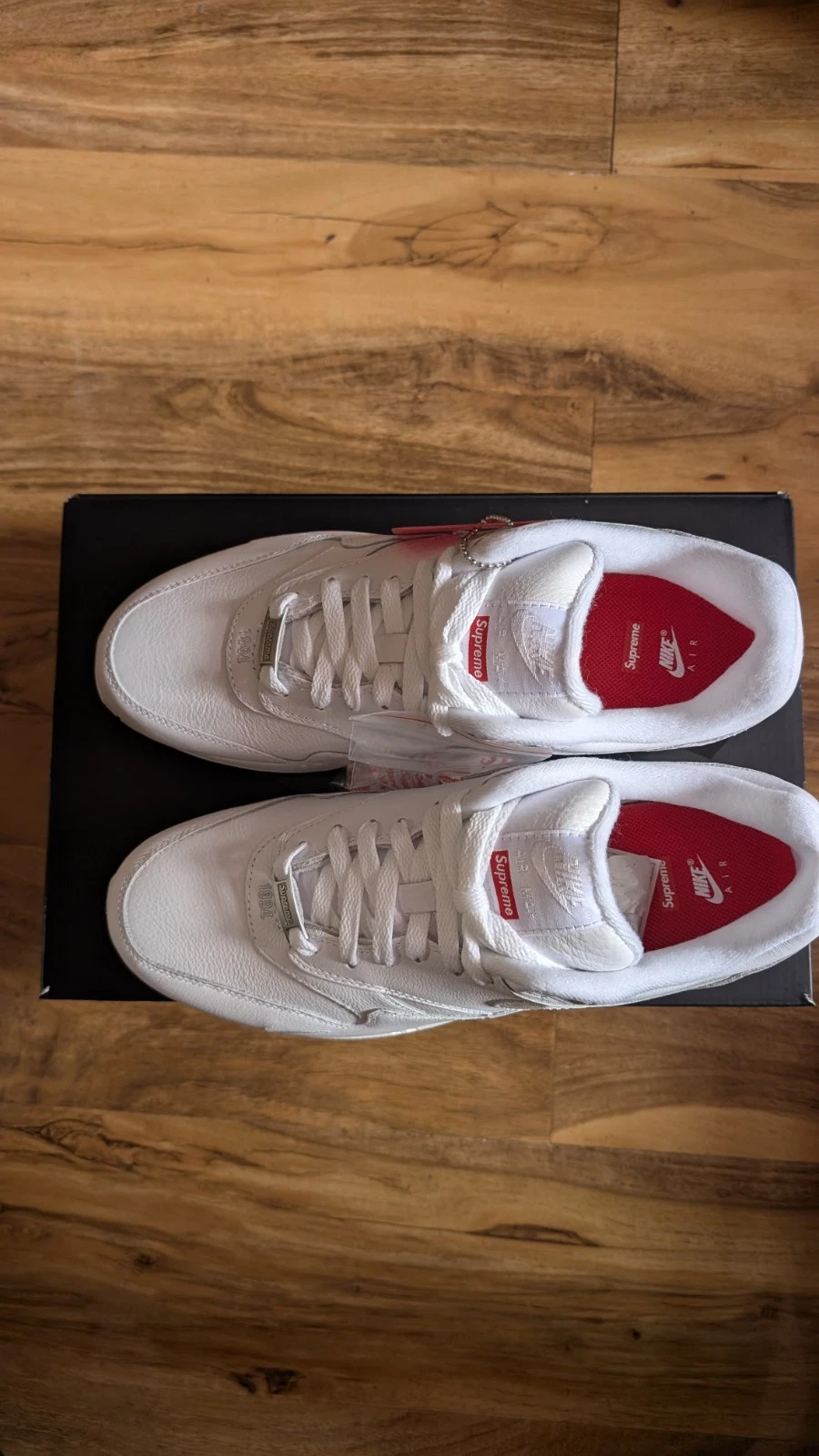 Supreme x Air Max 1 ’87 triple blanc taille UK 8 commande confirmée