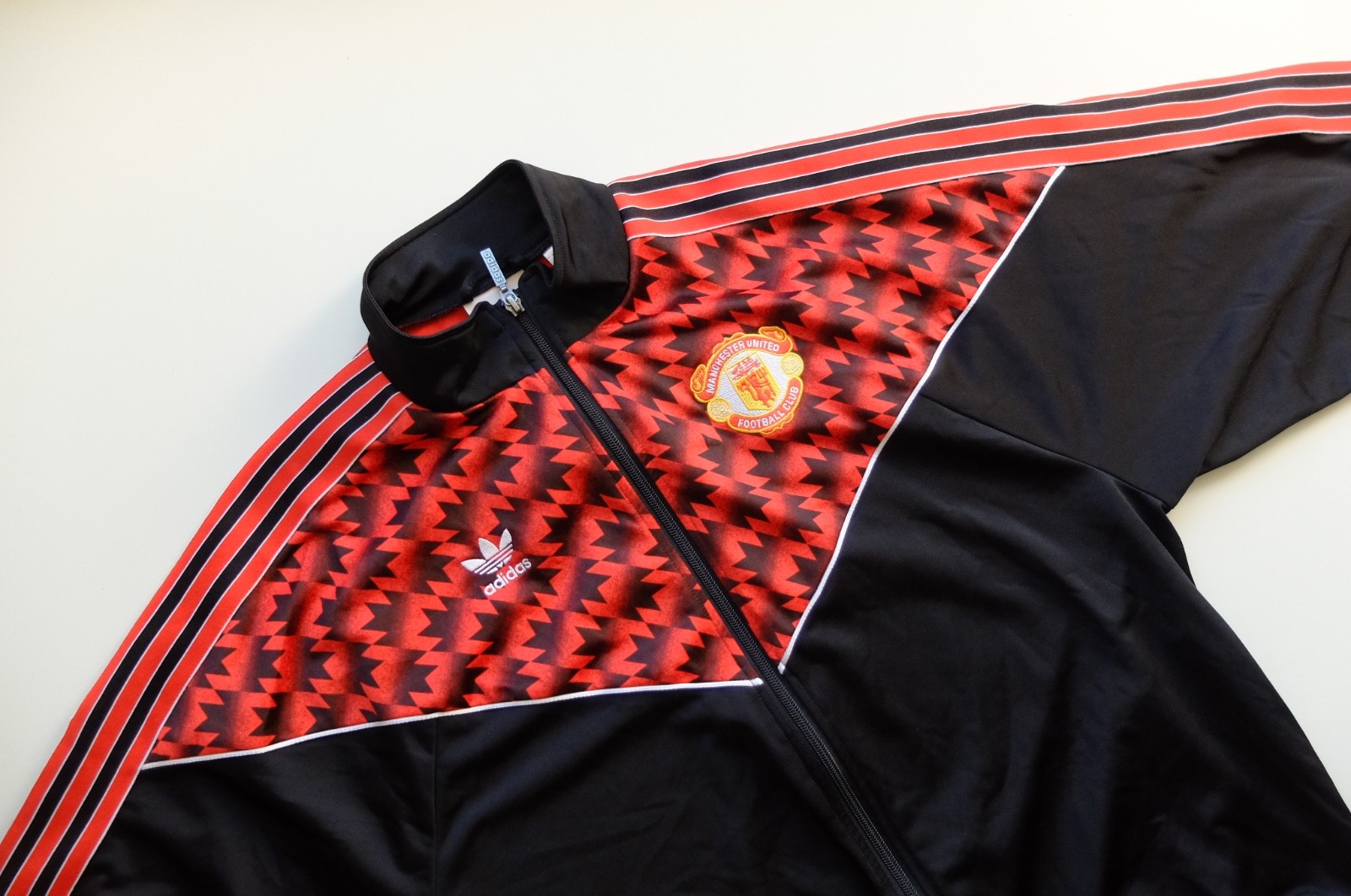 Adidas Originals Man Utd 92 Sharp pattern TT jacket M Red Black Manchester 2025 image 10