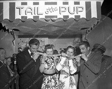 8b03-283 Martha Hyer Mary Anderson Lex Barker enjoy a big hot dog 8b03-283 8b03-