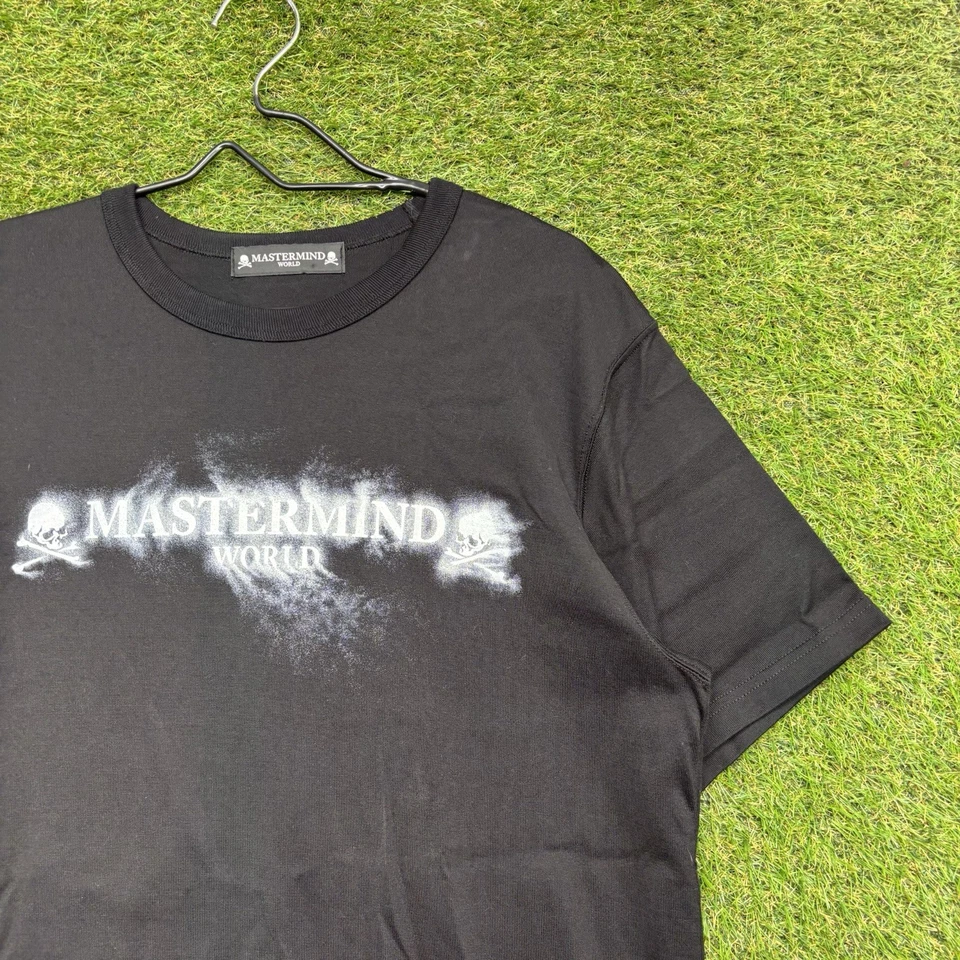 Camisa Mastermind World Para Hombre Mediana Firma Calavera y Huesos Cruzados Motivo Grunge Foto 2 de 4