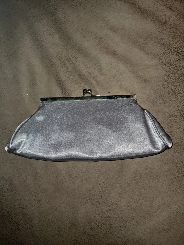 Cartera sin asas Bijoux Terner plateada y negra lentejuelas noche con correa de cadena Foto 3 de 4