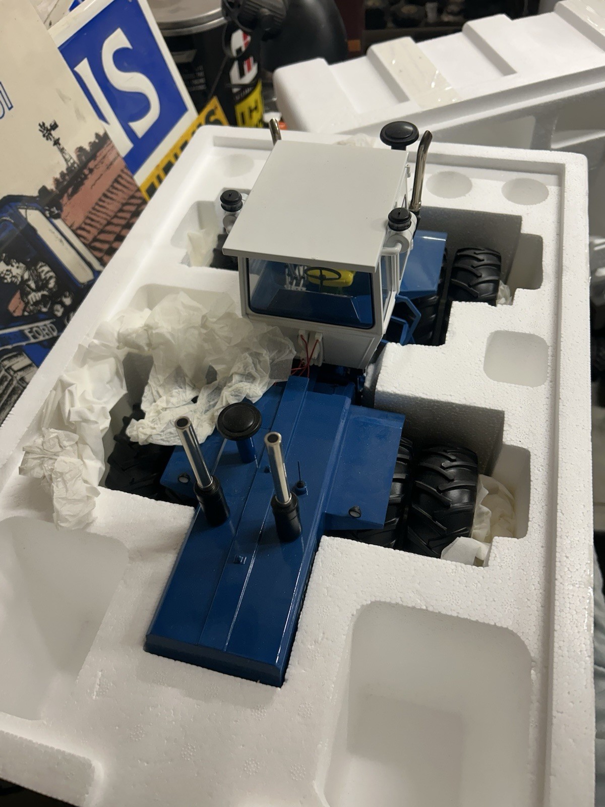 Speccast 1/16 Kinze 640 Big Blue Twin Diesel 4wd Tractor thumbnail 4