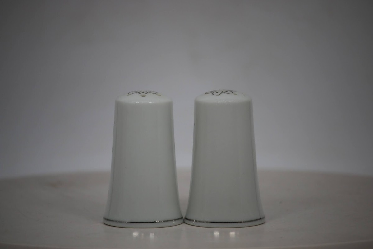 saltページ 25th Silver Anniversary Salt and Pepper Shakers Made in