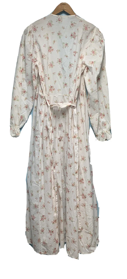 Bata larga envolvente floral Laura Ashley Gran Bretaña con cinturón talla S encaje cottagecore Foto 2 de 4