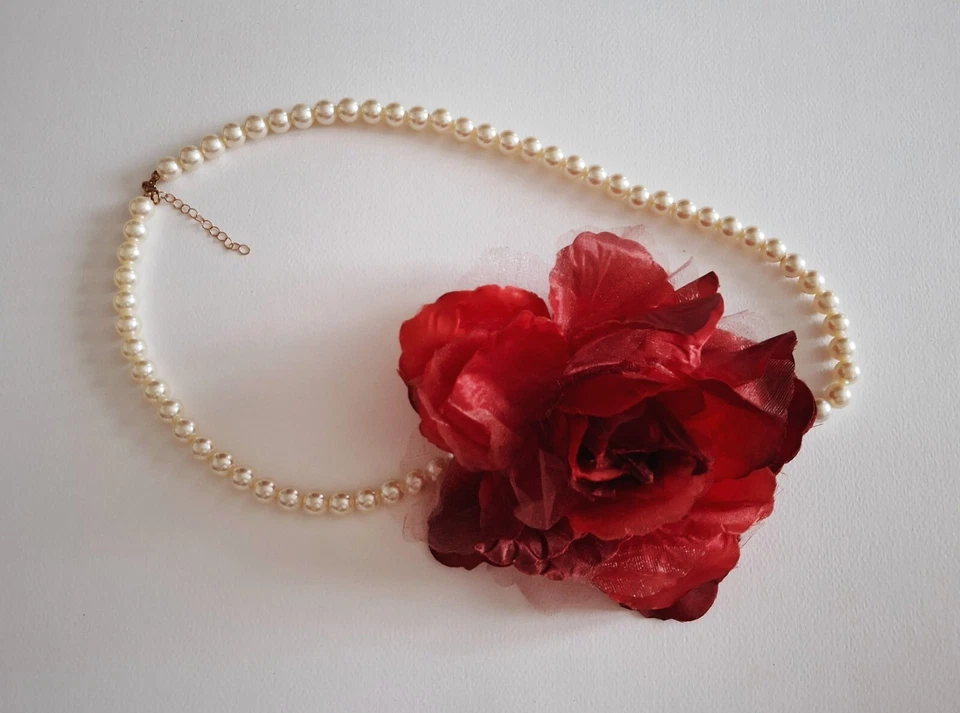 Collana artigianale Made in Italy con pendente a Rosa Rossa in tessuto e velo - Immagine 4 di 4