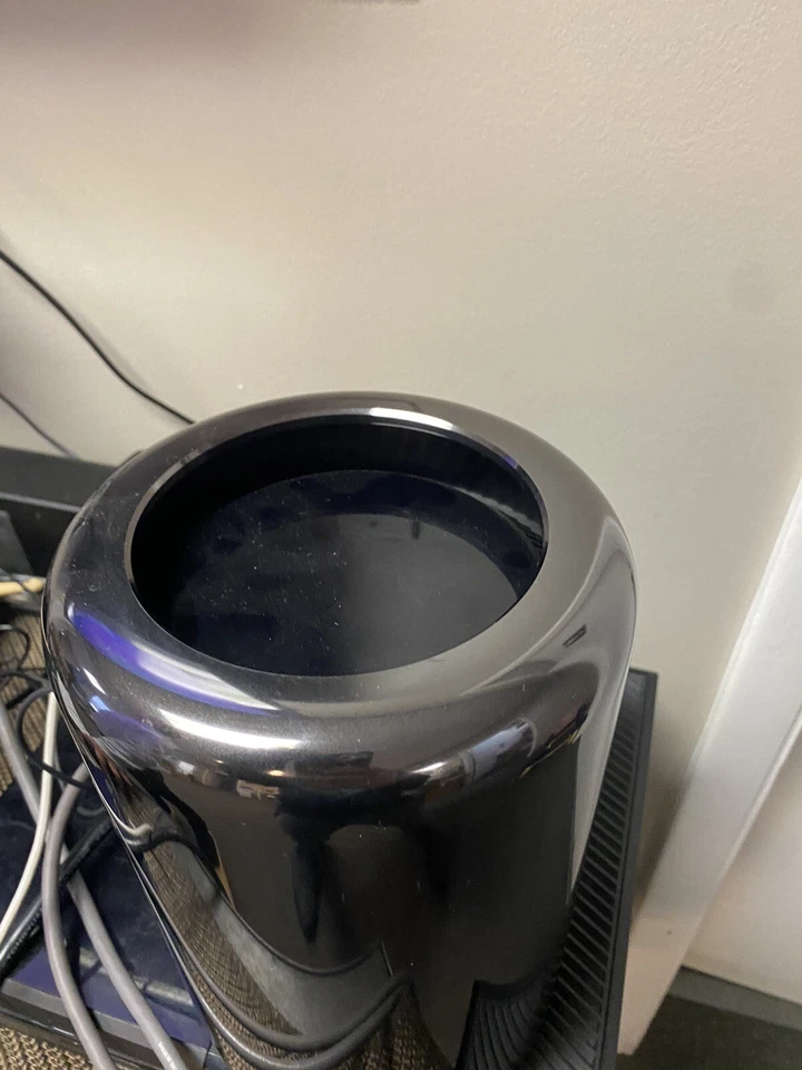 2013 MacPro 3.5GHz 6-Core 32GB RAM 1TB SSD AMD FirePro D500 A1481  - Image 2 of 4