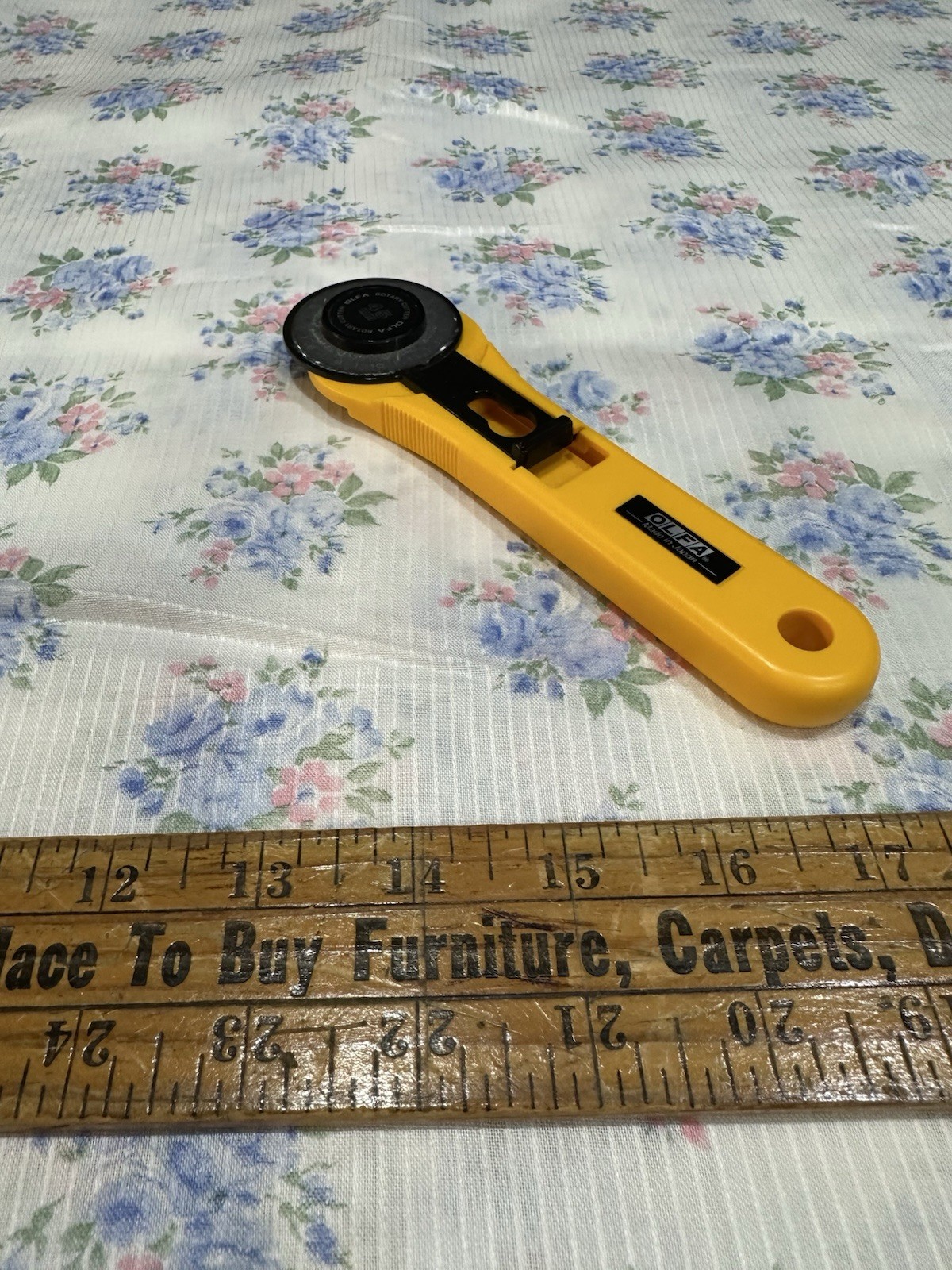 VTG VINTAGE PETER PAN FABRICS SEMI SHEER DIMITY FLORAL CLUSTERS FABRIC BTHY