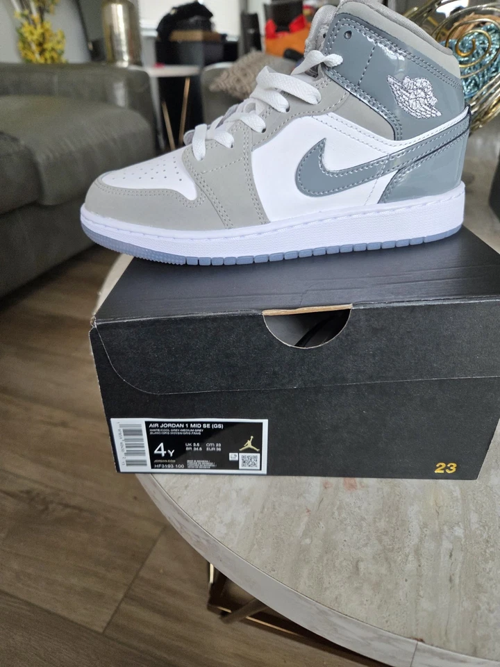 Air Jordan 1 Mid White Cool Grey GS Foto 2 de 4