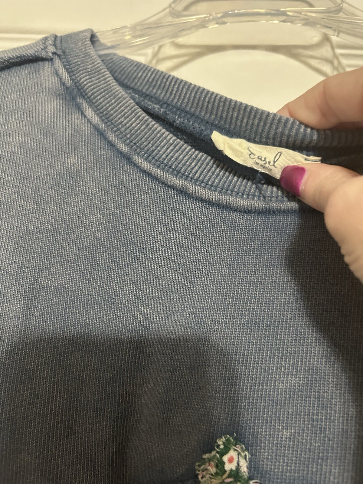 Easel Strawberry Patch Sweatshirt Medium, Pre-Own… - image 2