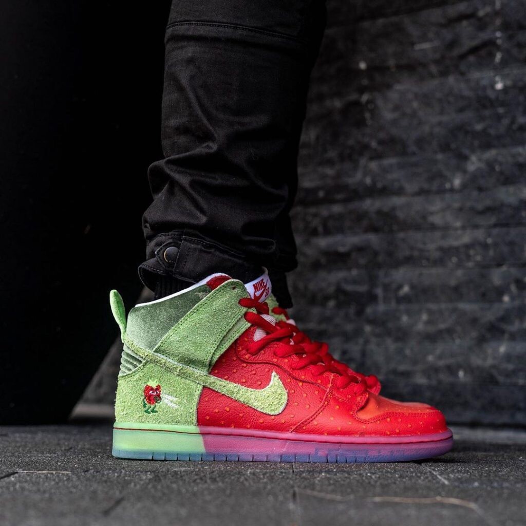 nike dunk strawberry