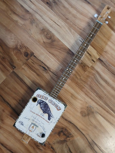 WEEKLYHOUSE CIGAR BOX GUITAR ACOUSTIC ELECTRIC 3 STRING  Old Crow