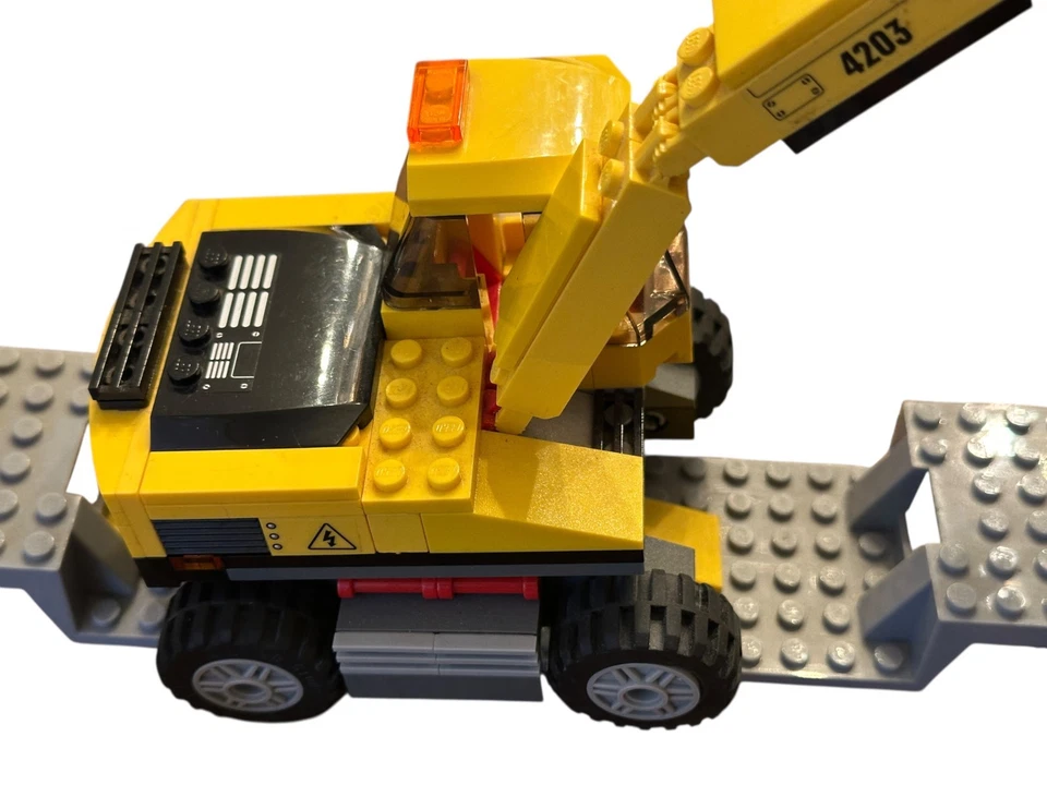 LEGO CITY: Excavator Transporter (4203) 100% Complete With Manuals. - Image 3 of 4