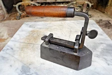 Antique "RARE" REMOVABLE HANDLE EUROPEAN TAILOR IRON LAUNDRY TOOL SAD IRON