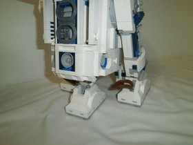 LEGO Star Wars #10225 R2-D2 UCS 100% Complete w/Instructions , Sticker & Minifig