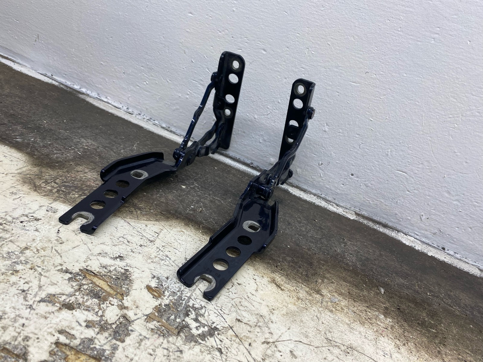 2010-2020 BENTLEY MULSANNE OEM FRONT LEFT RIGHT HOOD HINGE SUPPORT BRACKET SET