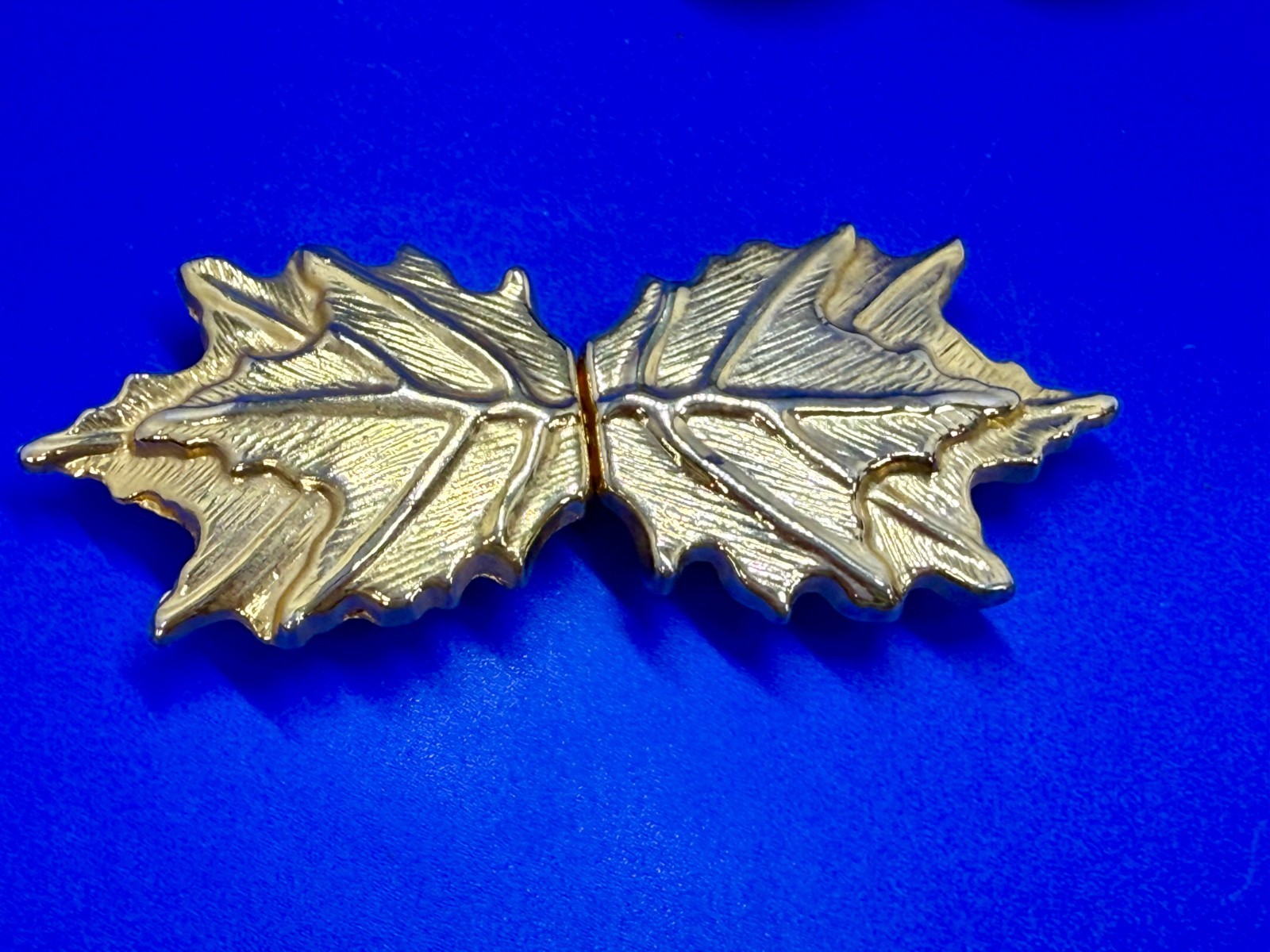 Maple Leaf  Interlocking Two Piece Vintage Gold T… - image 3
