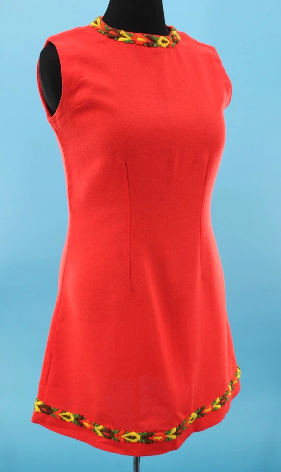Mini vestido recto vintage para mujer años 60 rojo con ribete bordado multicolor M/L años 60 Foto 2 de 4