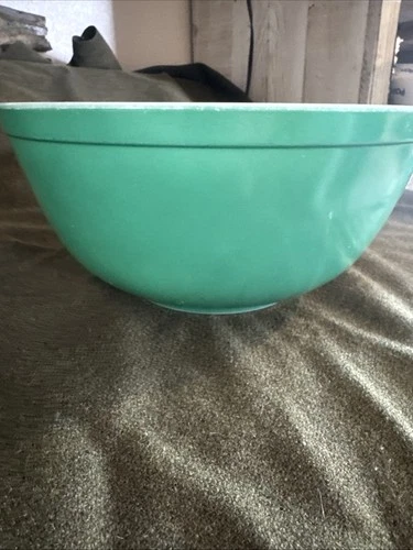 Green Pyrex 403 2.5 qt Mixing Bowl