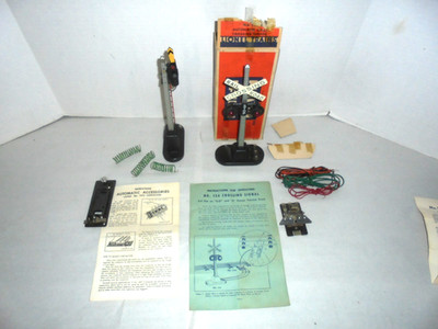 LIONEL 151,154 OPERATING TRAIN SIGNALS SEMAPHORE,CROSSING VERY NICE POST WAR