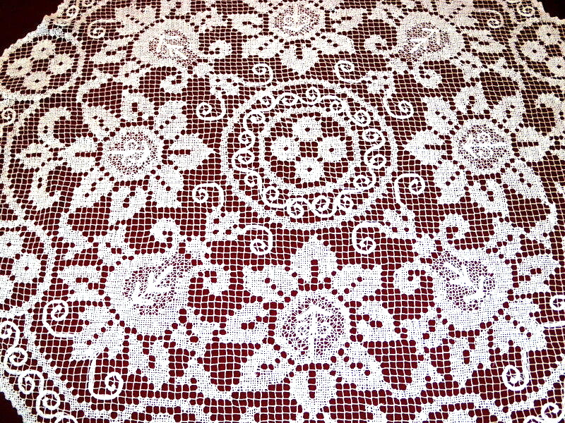 Napperon blanc de 60 cm brodé main idéal pour une table basse de salon