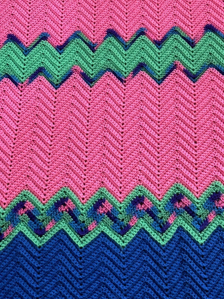 Ganchillo a mano afgano Chevron verde neón rosa azul real Foto 2 de 4