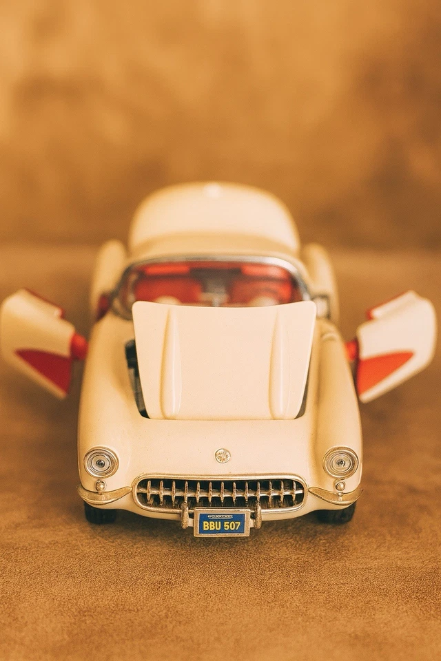 1957 Chevrolet ® белый / красный кабриолет Corvette ® Burago масштаб 1:24 литой автомобиль - Изображение 3 из 4