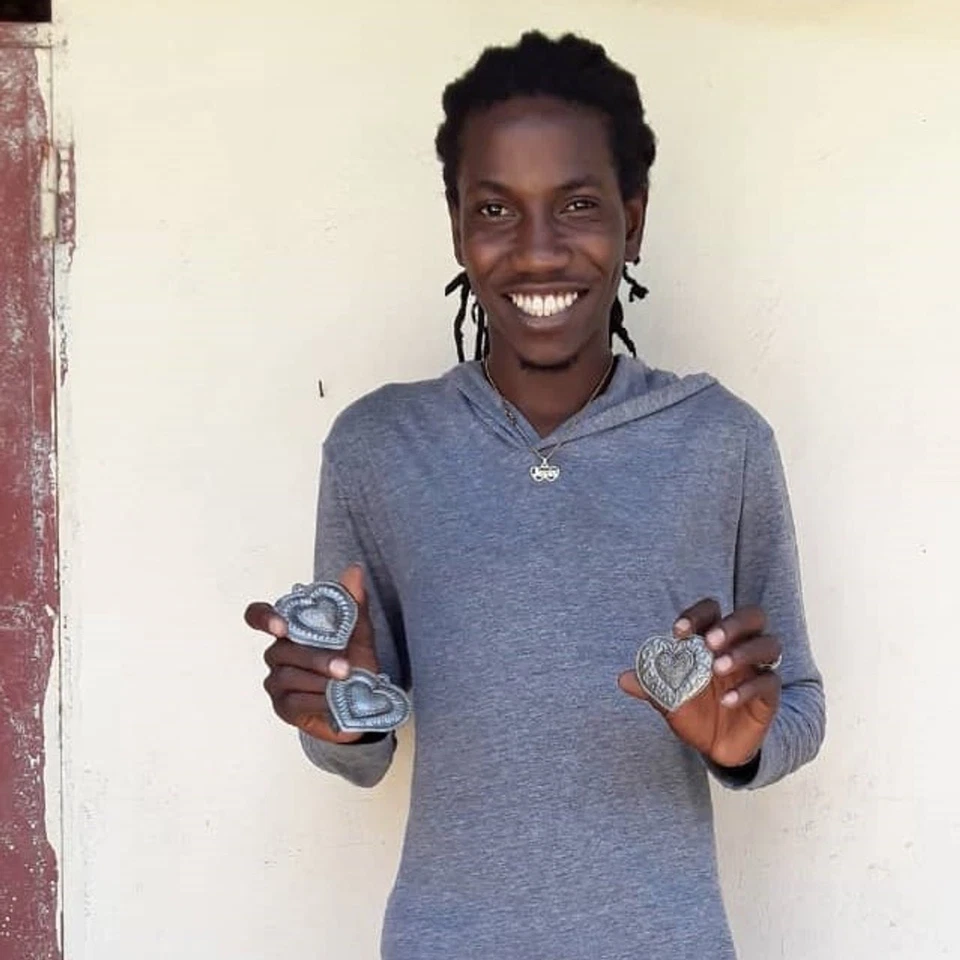 Juego de 7 Corazones de Metal Milagro - Arte Reciclado Artesanal de Haití, Comercio Justo Foto 3 de 4