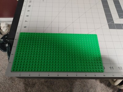 LEGO GREEN BASEPLATE 16X32 not as dark as other greens