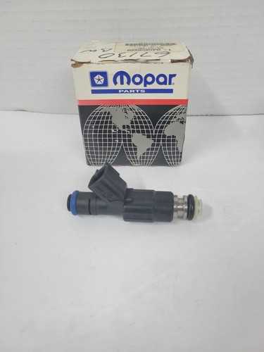 NOS - Mopar 04669938 Injector for Chrysler Voyager/Grand Voyager 1995-2001 - Picture 1 of 2