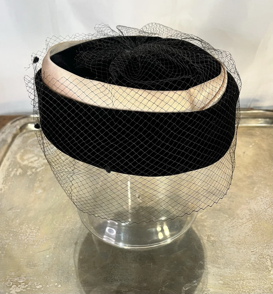 Sombrero Pastillero Mid Cent Mod Vintage.Vintage Terciopelo Negro con Rosa Satinado,red Años 50 Foto 3 de 4