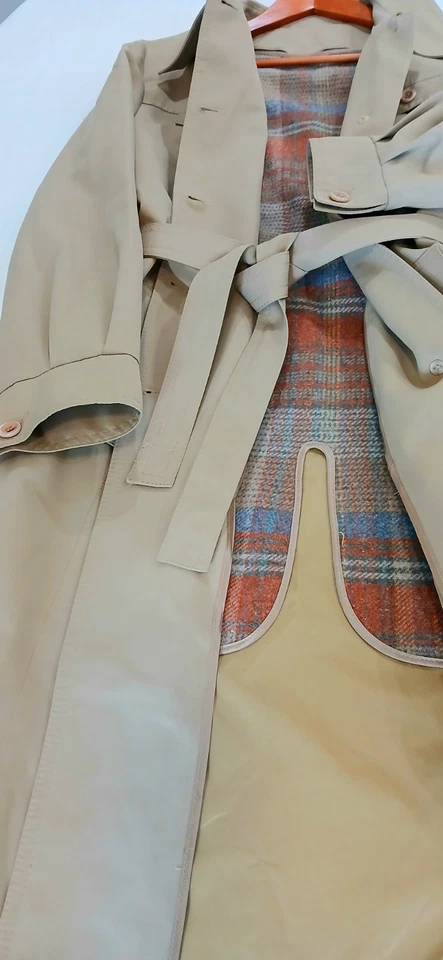 Gabardina para mujer Neiman Marcus beige con forro a cuadros cálido extraíble Foto 4 de 4