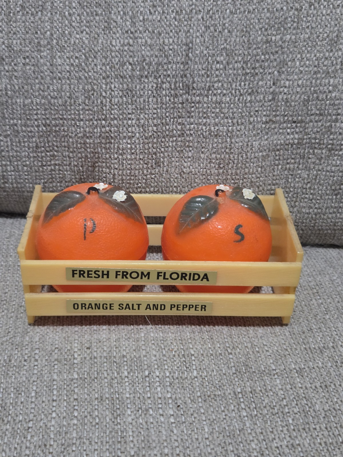 Vintage Florida Oranges Salt Pepper Shakers in Crate Souvenir