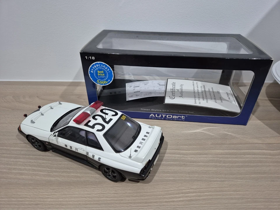 1:18 AUTOart Nissan Skyline GT-R (R32) Police (Kanagawa-Kenkei) #520  - Image 3 of 4