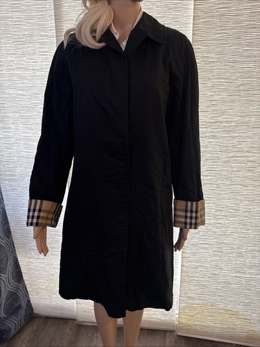 Burberry London trench coat features the brand's iconic beige Nova check lining - Imagen 3 de 11