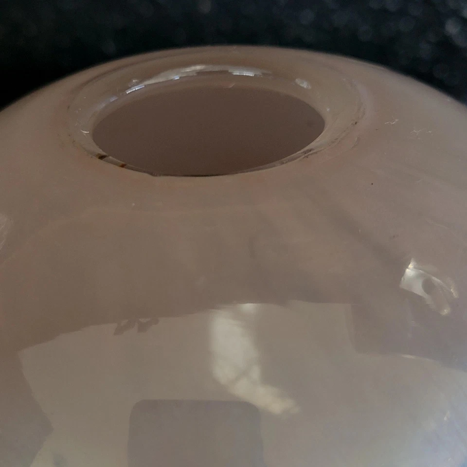 Jarrón Anthropologie Orb 4,5" redondo malva iridiscente soplado a mano Foto 4 de 4