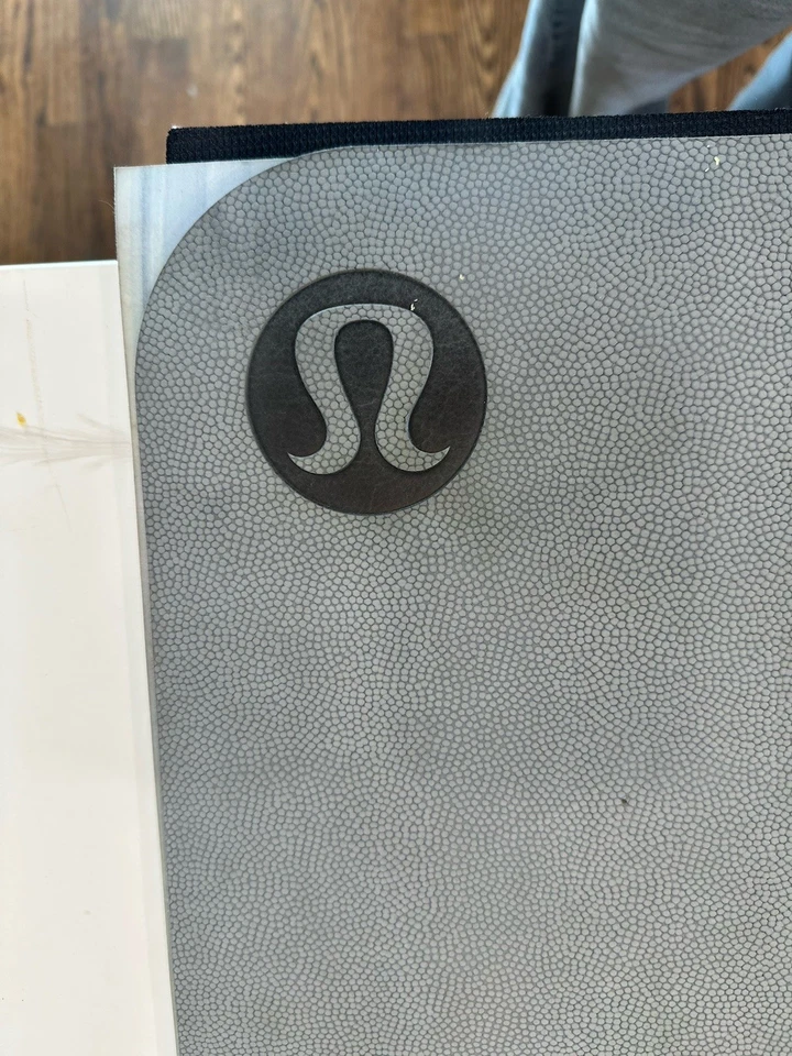 Lululemon The Mat 5 mm Hecho con certificación FSC™ Caucho Texturizado Gris/Negro 26x71 Foto 2 de 4