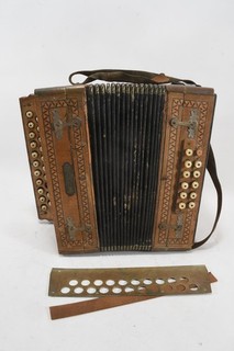 Q65O52 Antique Button Accordion