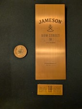 Moneta Jameson 18 in rame, piatto e scatola superiore.