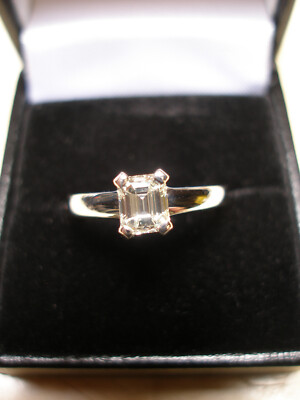 18 CARAT WHITE GOLD EMERALD CUT DIAMOND SINGLE STONE RING MADE IN UK BRAND NEW