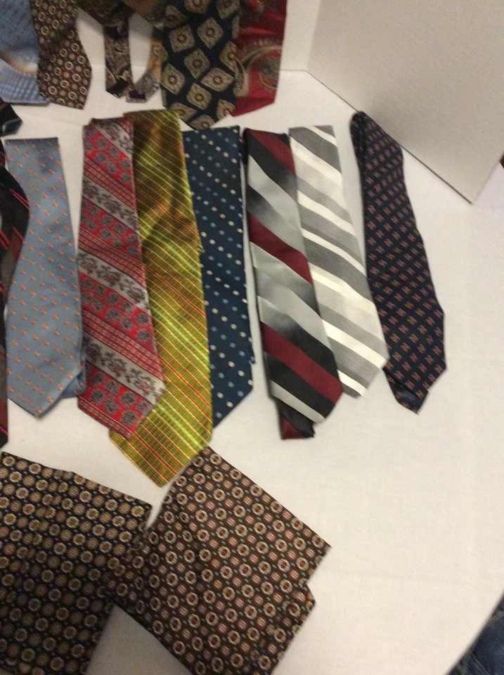 Lot of 22 Older Men's Ties + 2 Matching Handkerchiefs - Image 4 of 4
