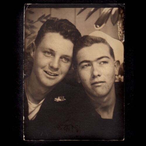 DREAMY SEA SICK SEXY ARMY MEN PRIVATE GAY BOOTH NUZZLE ~ 1940s PHOTOBOOTH PHOTO - Picture 1 of 1