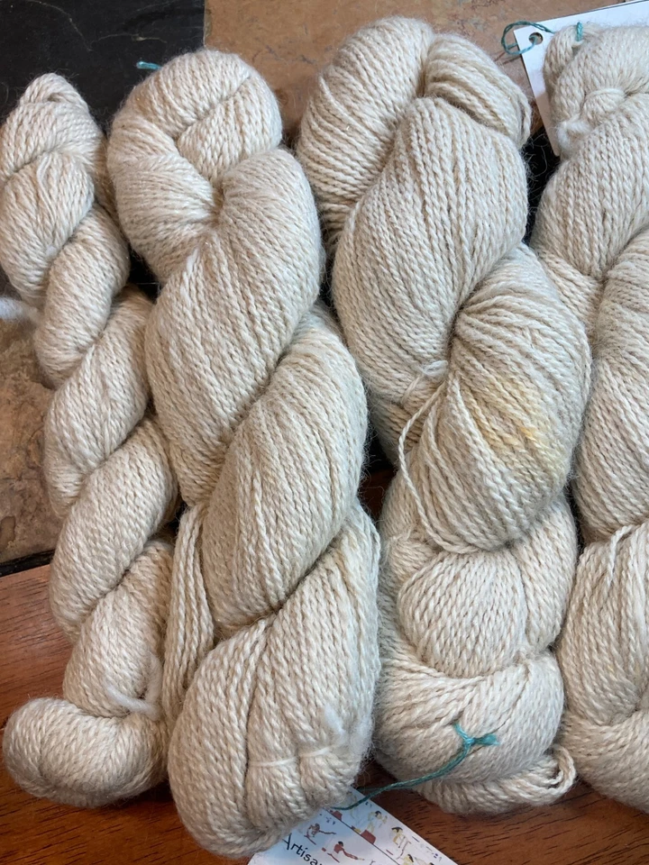 Madejas SURI ALPACA Millspun BEIGE CREMOSO Blanco Mezcla Cotswold-Firestar Añadir #2 Foto 4 de 4