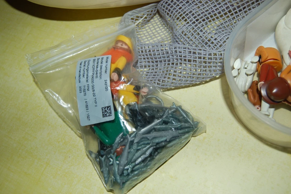 Vintage Bateau Playmobil System Suzanne avec équipage et esquimaux 3551 3465 - Photo 3/4