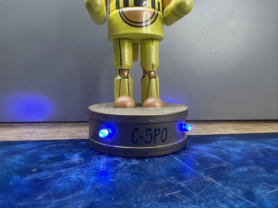 "Figura de estatua de madera C-3PO Cascanueces de 7,5"" de Star Wars de colección rara con luces LED" Foto 2 de 4