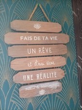 Plaque murale décorative en bois marron verticale citation « Fais de ta vie… »