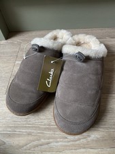 MENS NEW CLARKS PILTON SUEDE LEATHER QUILTED SLIPPERS, UK 7G, STONE COLOUR