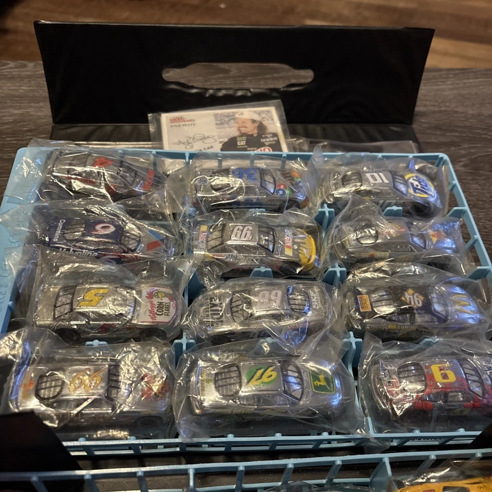 NASCAR '90's Racing Champions Stock Car Collector Case/con 24 autos y tarjeteros Foto 2 de 4