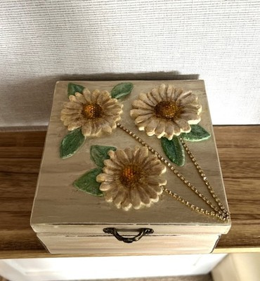 Dekorative Schmuck- oder Schmuckschatulle aus Holz mit handbemalten Sonnenblumen